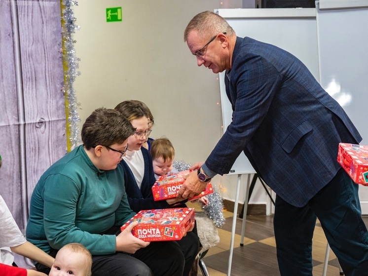 Глава Ямальского района поздравил с Новым годом детей бойцов СВО в Панаевске