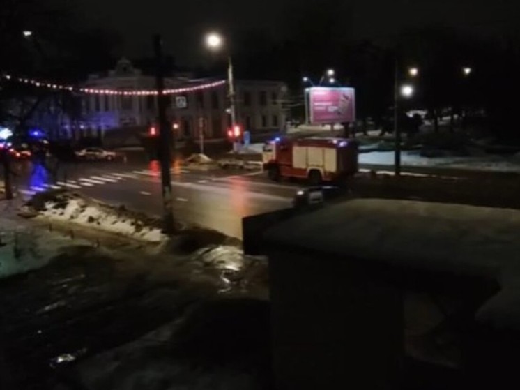 В Курске автомобиль врезался в здание поликлиники, есть пострадавшие