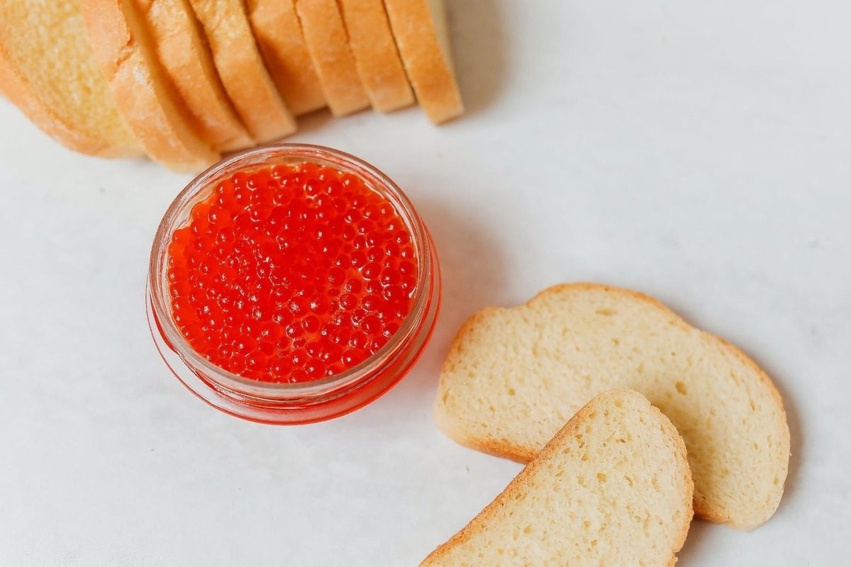 Roskoshestvo found E. coli in red caviar of a number of brands