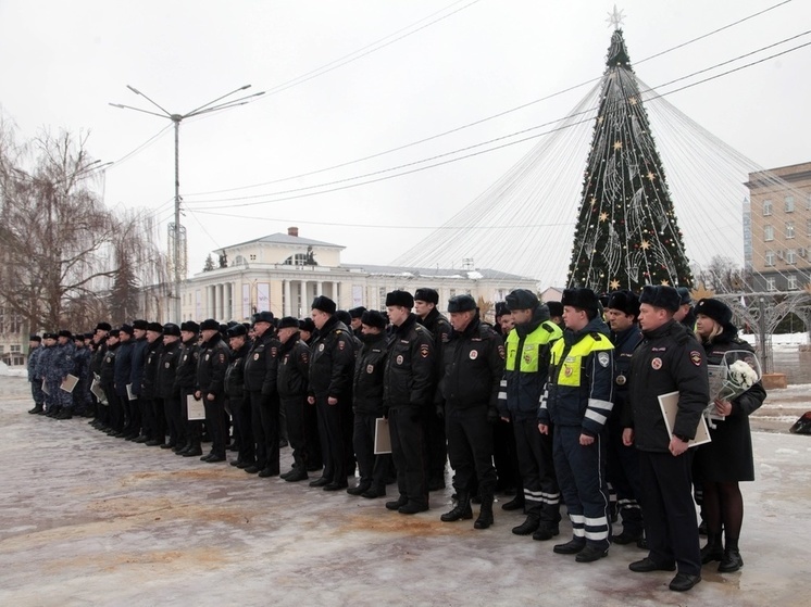 В Орле провели гарнизонный развод нарядов полиции