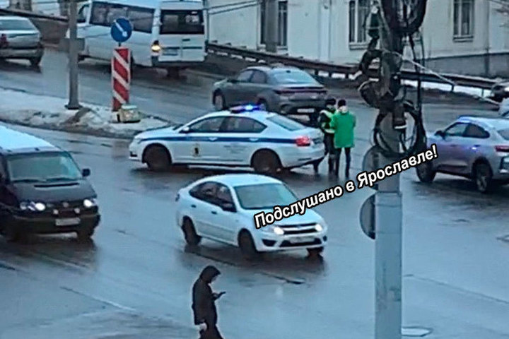 Ярославского курьера не будут наказывать за регулировку перекрестка