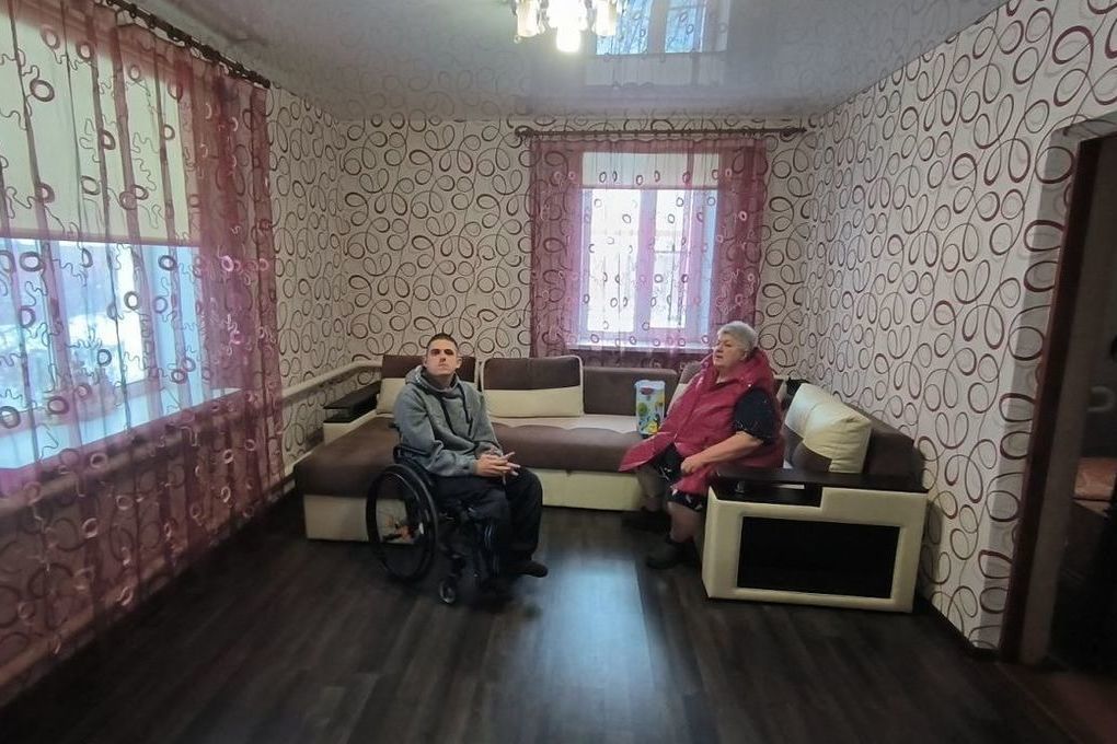 Инвалиду из Воронежской области, сползавшему по лестнице на коленях, неизвестный спонсор подарил квартиру