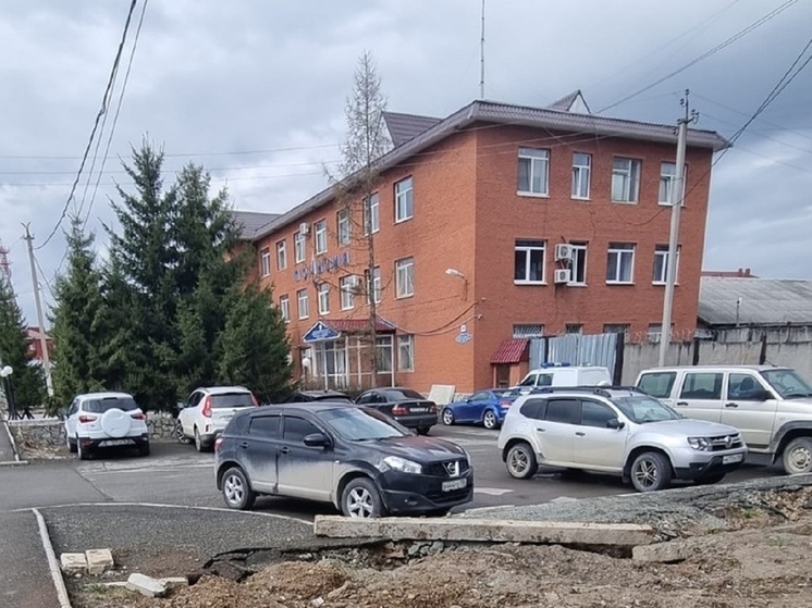 Начальник отдела Михаил Животников внезапно ушел на пенсию, а его заместителя Александра Рейтера то отправляют в другой город, то возвращают назад