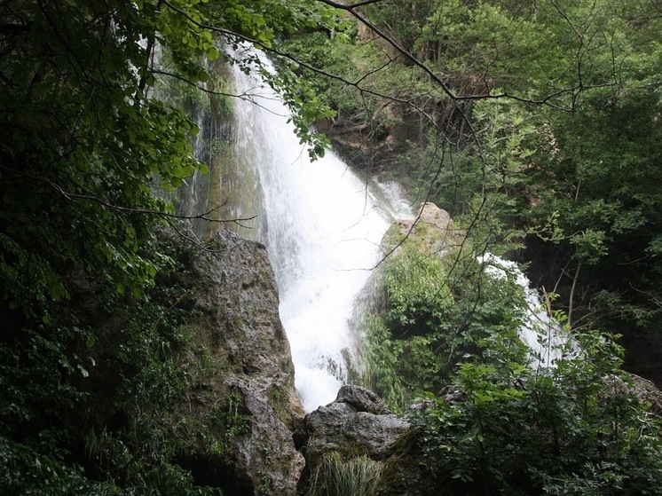 В Крыму обнаружили редкий "сухой" водопад