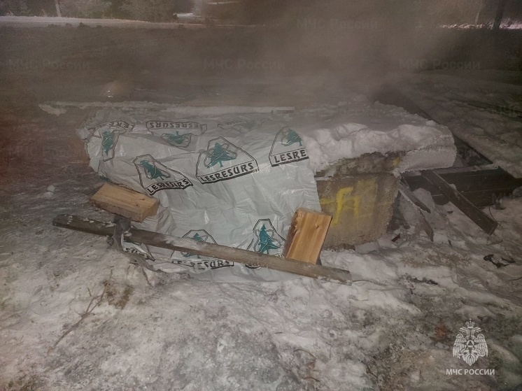 Бездомный погиб на пожаре в коллекторе с мусором в Новой Игирме