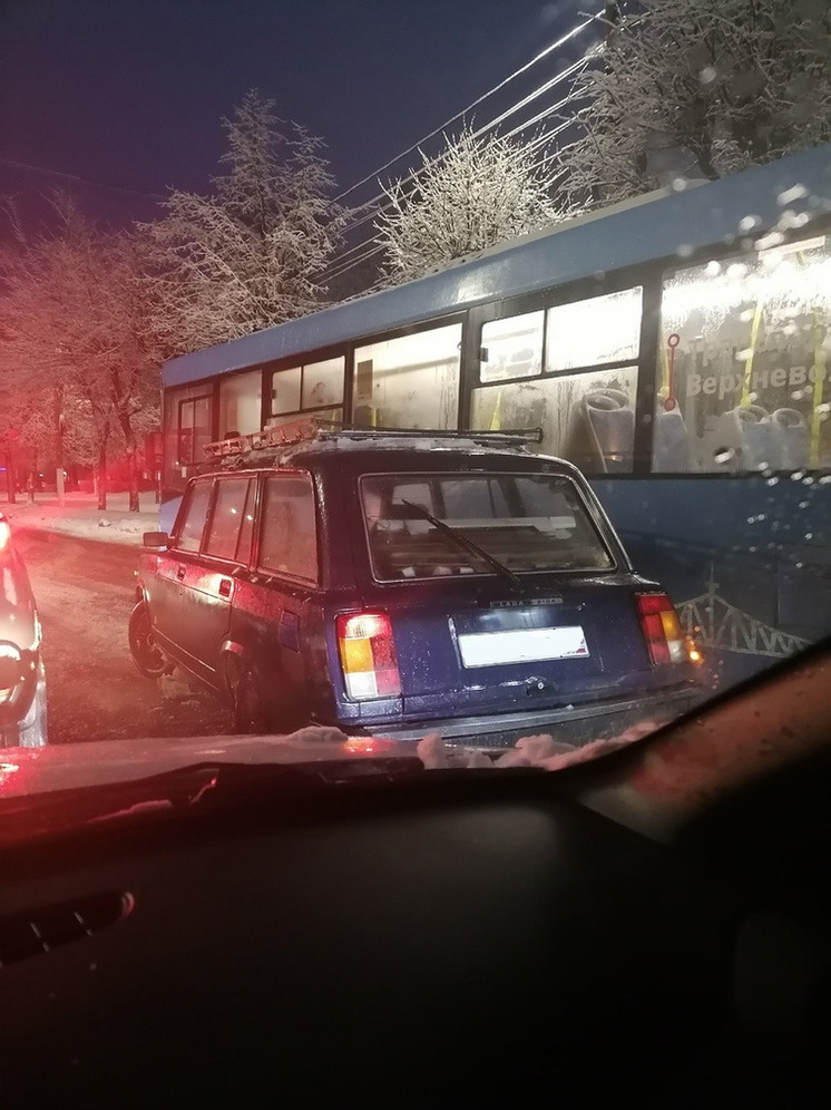 На проспекте Чайковского в Твери «четверка» и автобус не поделили полосу