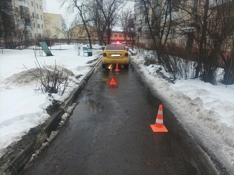 В Северном районе Орла иномарка во дворе сбила пенсионерку