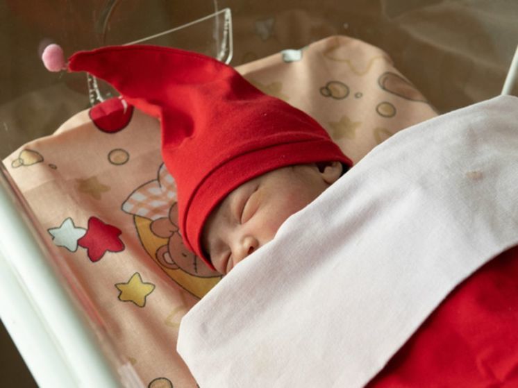 В роддомах Подмосковья младенцев вновь наряжают в праздничные костюмы