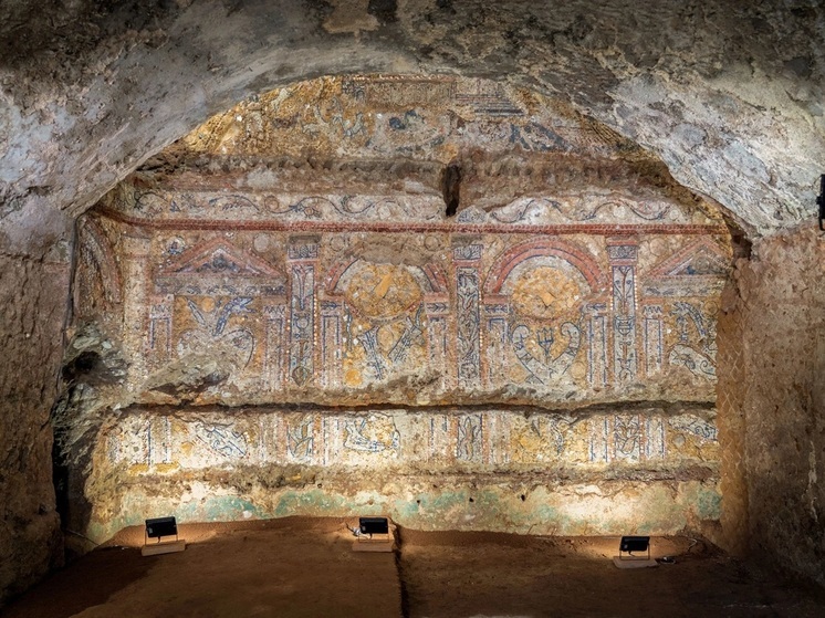 В Риме археологами обнаружена невиданная античная мозаика из ракушек и кораллов