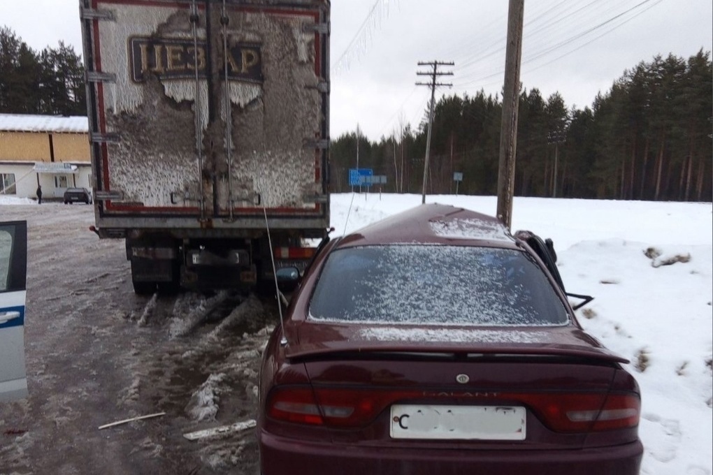 Водитель попал в больницу после аварии на парковке придорожного кафе в Карелии