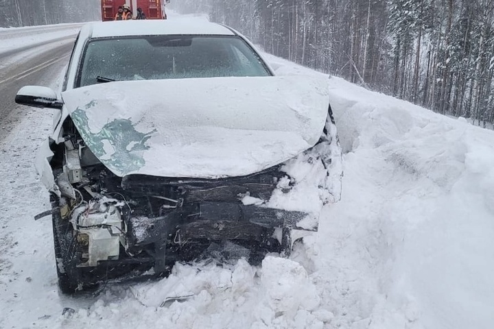 Двоих водителей доставили в больницу после страшной аварии в Карелии