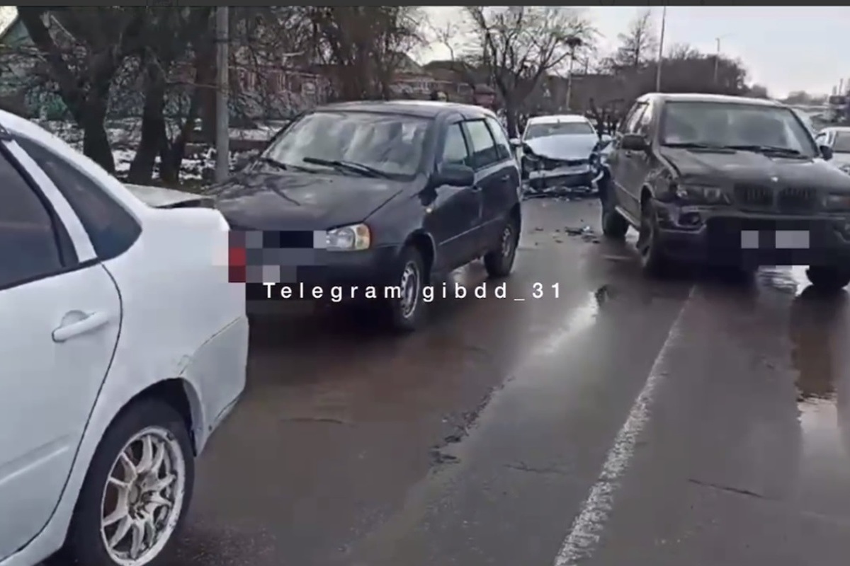 Автомобилистка собрала «паровозик» из четырех машин на трассе под Белгородом