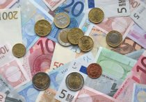 На Московской бирже курс евро, ранее впервые с 7 декабря оказавшийся выше 100 рублей, продолжил увеличиваться и составил 101 рубль