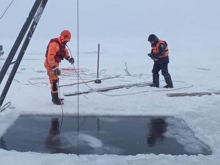 Автомобиль с водителем провалился под лед в Красноярском крае
