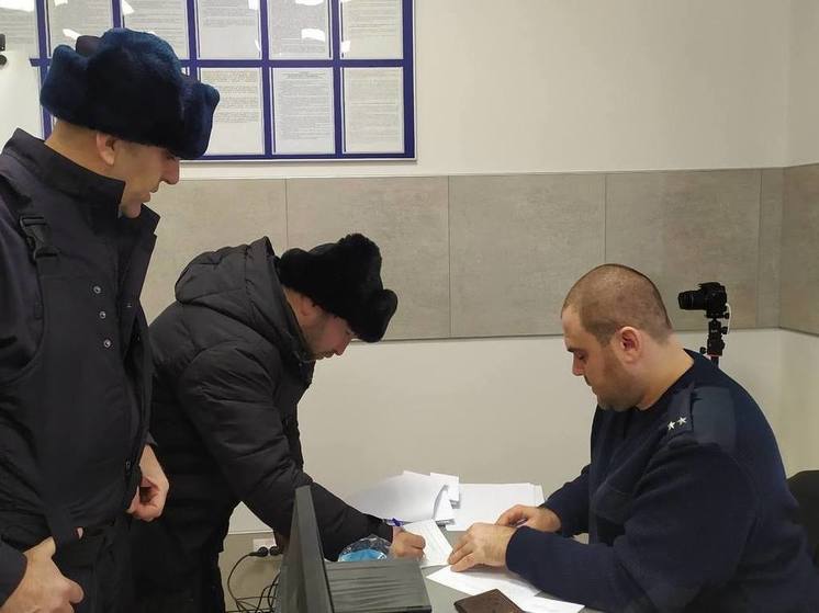 В Красноярске 8 бывших мигрантов доставили в военкомат после нового рейда