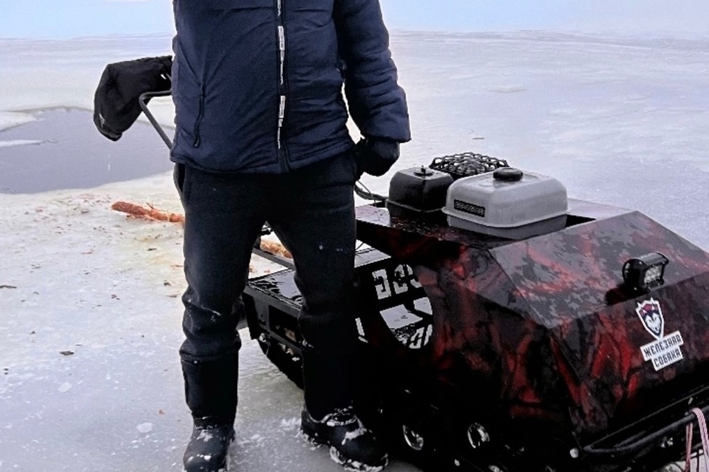 Рыбаки на мотособаке ушли под лед в Карелии