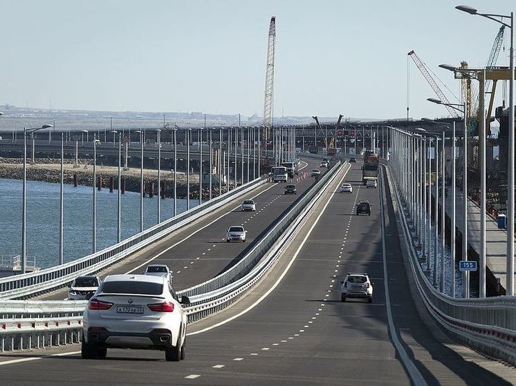 По Крымскому мосту закрыли движение транспорта0