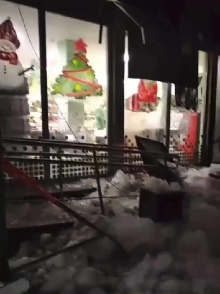 Ледяная глыба разбила вывеску магазина в Солнечногорске