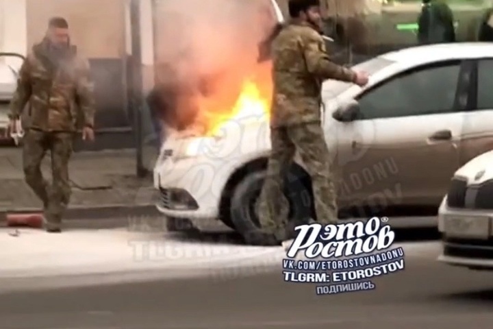 В Ростове на Буденновском загорелось такси