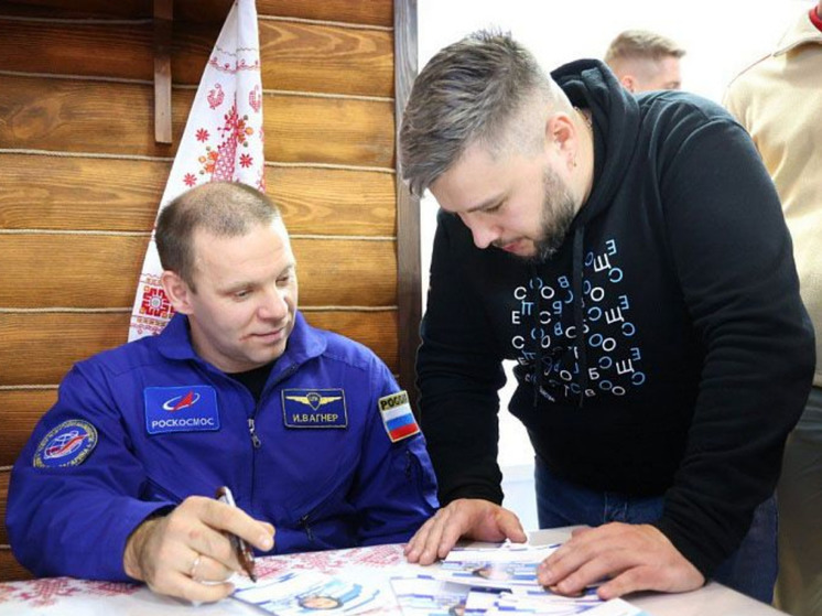 Космонавт Иван Вагнер провел автограф-сессию на стенде Поморья на ВДНХ