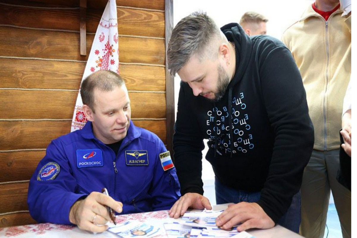 Космонавт Иван Вагнер провел автограф-сессию на стенде Поморья на ВДНХ