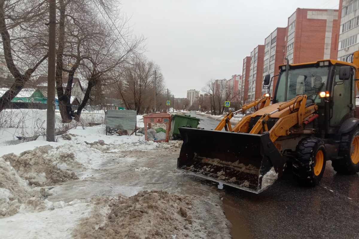 В Пензе продолжают уборку улиц от снежных масс