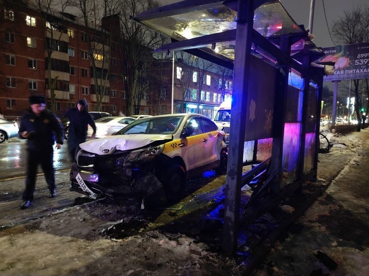 Такси сбило двух подростков в результате аварии в Мытищах