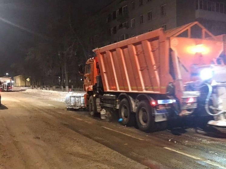 На расчистке дорог в Новгородской области задействовано 190 единиц спецтехники