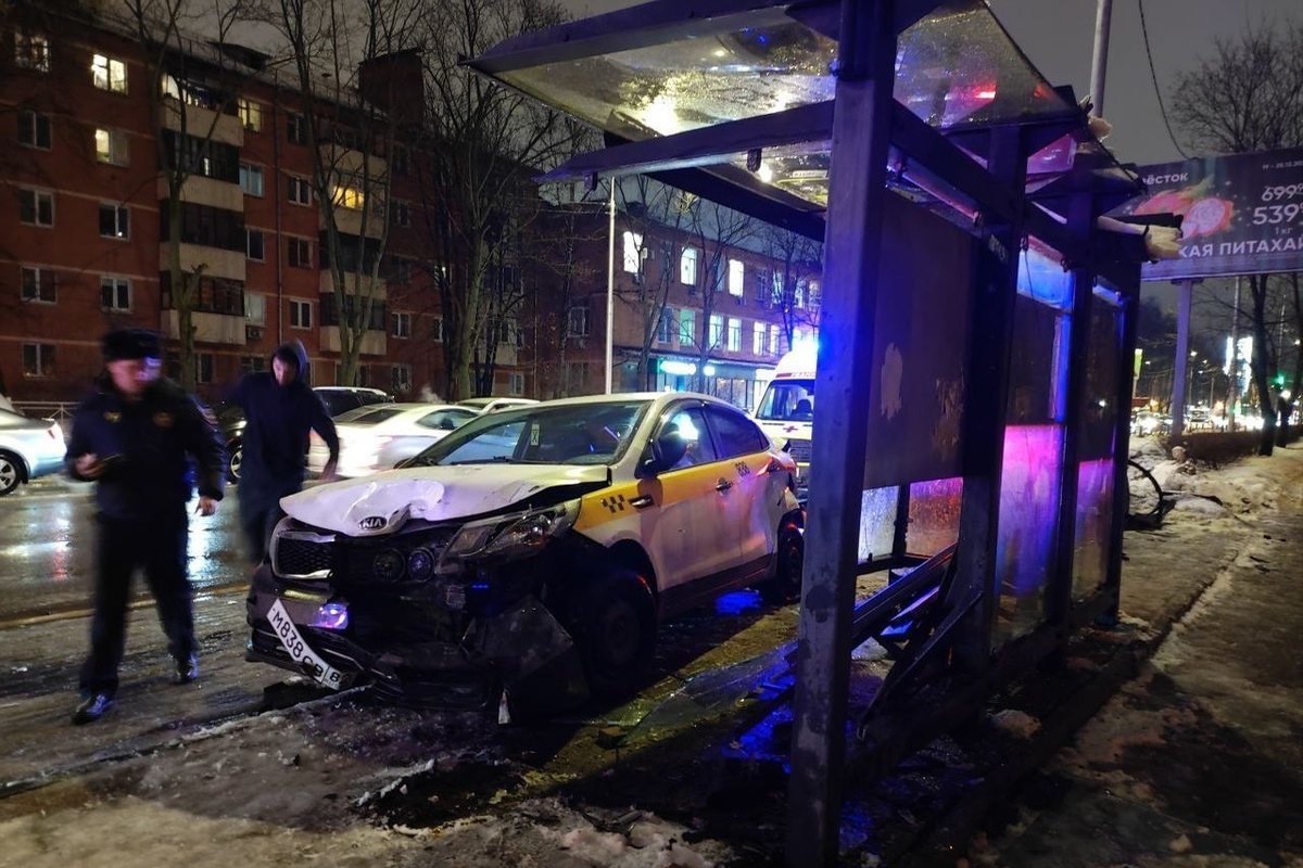 Такси сбило двух подростков в результате аварии в Мытищах