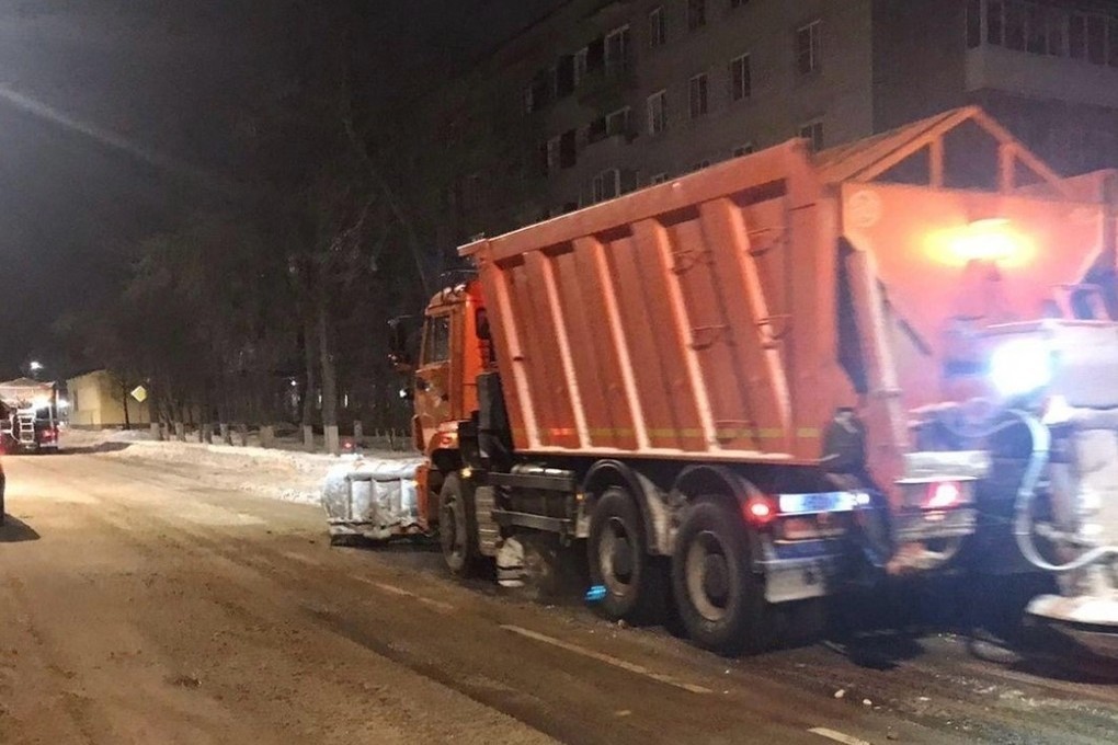 На расчистке дорог в Новгородской области задействовано 190 единиц спецтехники