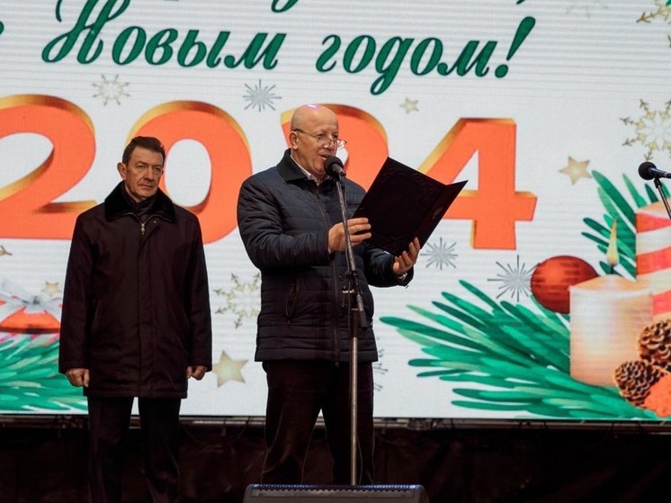 Мэр Мариуполя открыл новогоднюю елку