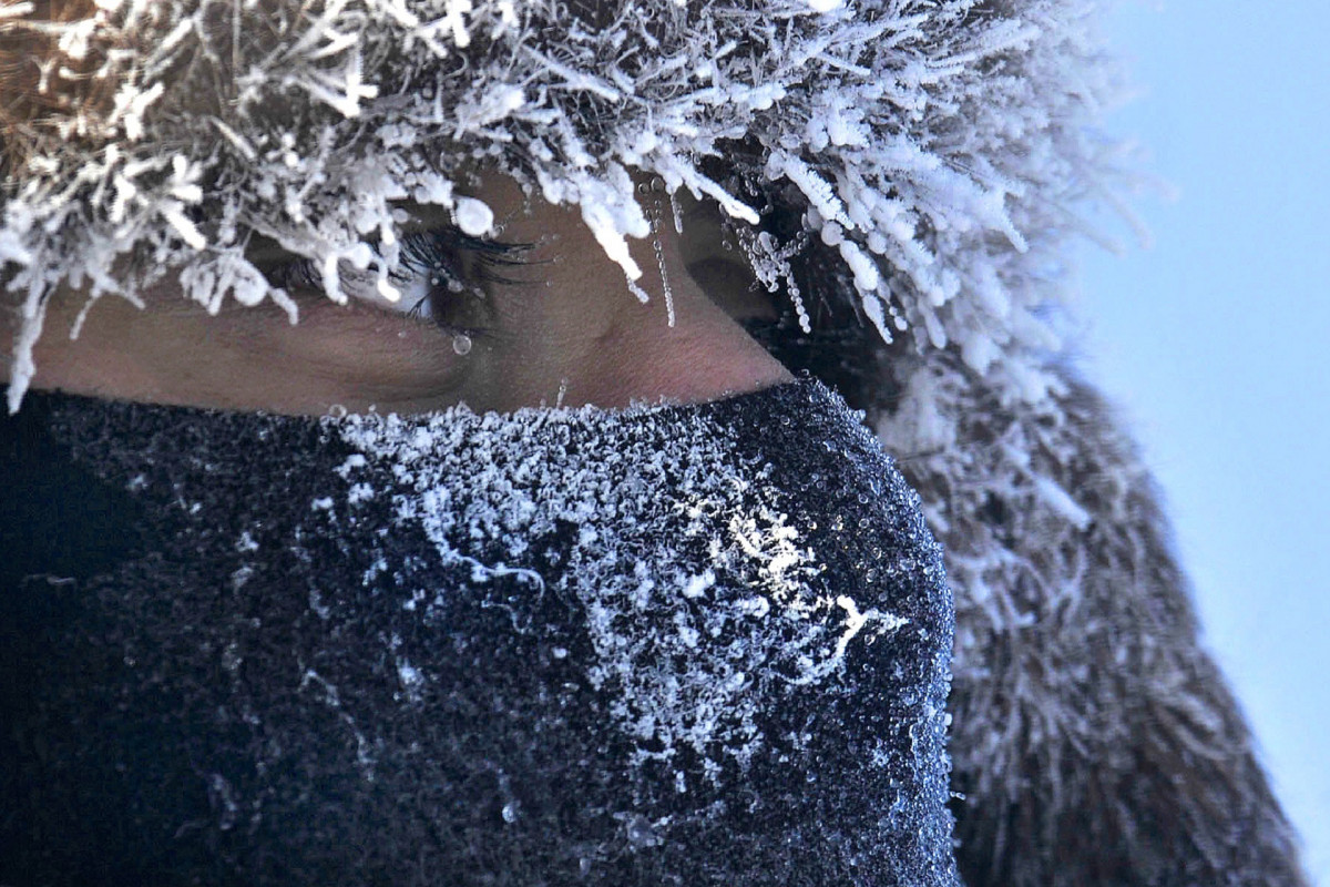 Когда наступят холода и белая дорога ляжет. Человек в инее. Девушка в инее. Человек в снегу. Замерзшая девушка.