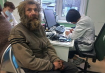 Волонтеры из Бурятии уговорили мужчину, который живет более 25 лет в лесной землянке