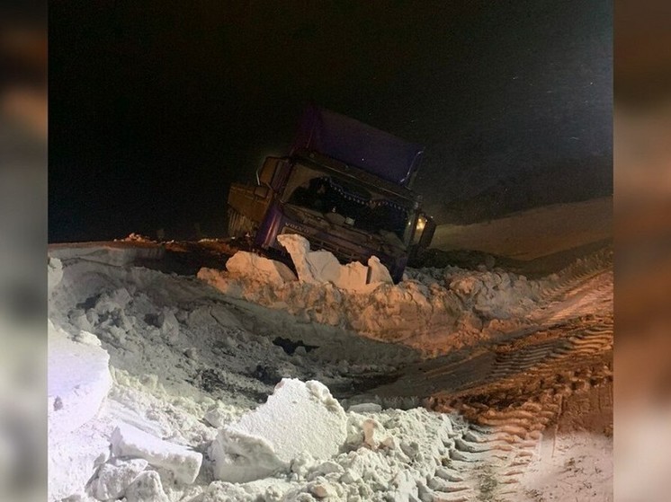 В Татарстане автоинспекторы помогли вытащить из снега грузовик