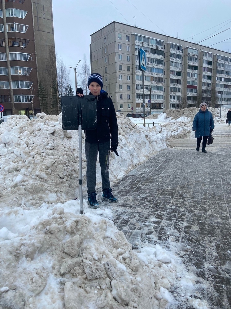 Маленький герой с лопатой чистит улицы Петрозаводска от снега