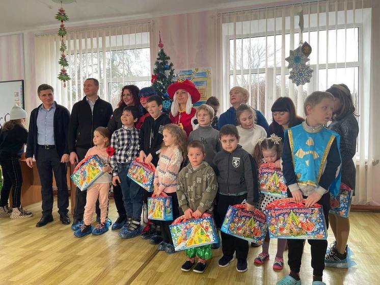 Детей в реабилитационном центре Геническа поздравили сотрудники Минкульта