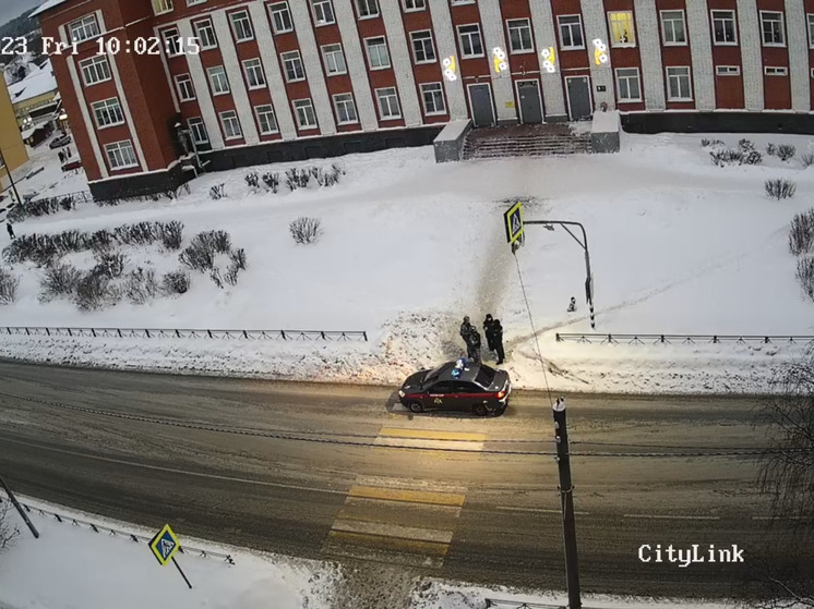 Росгвардейцы в бронежилетах оцепили школу в Медвежьегорске