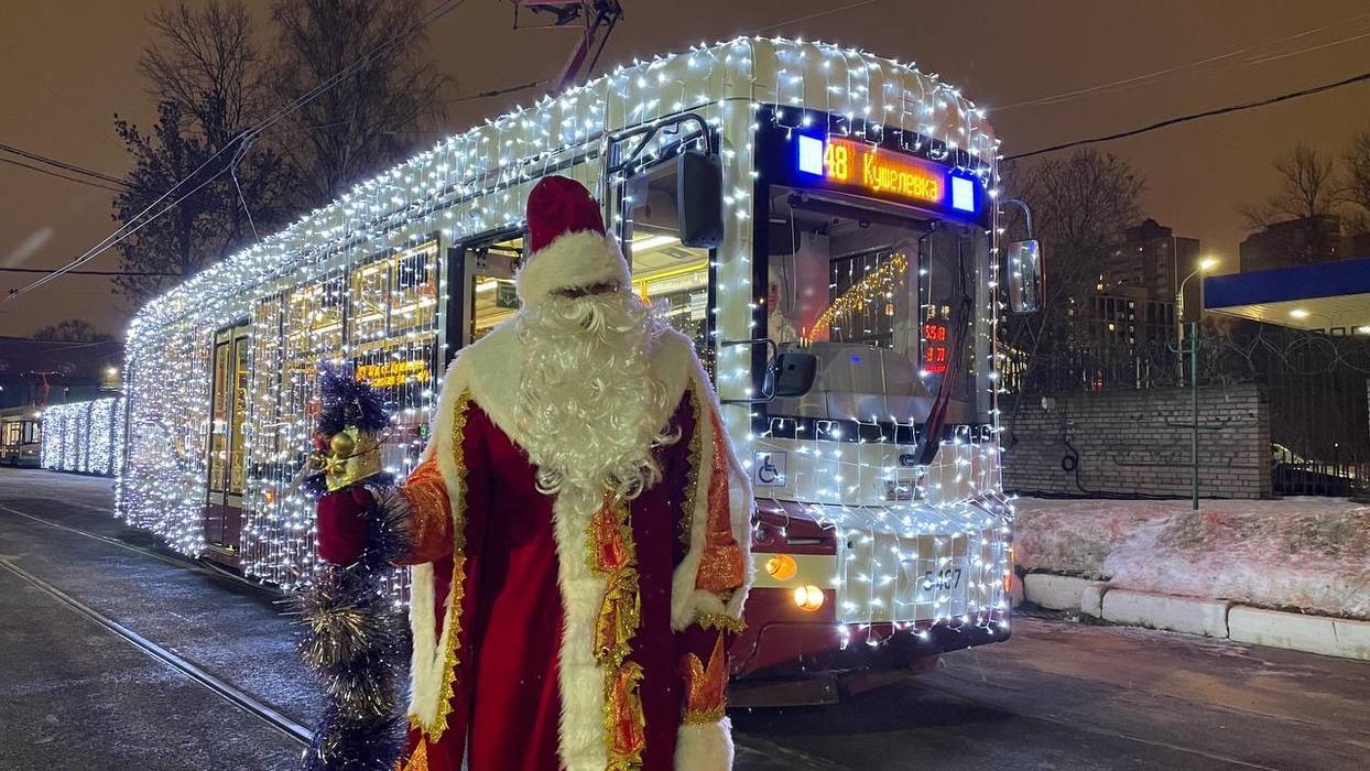 В Петербурге запустили новогодние трамваи и троллейбусы