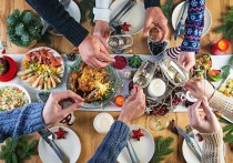 Врач-нутрициолог Дарья Русанова рассказала, как не злоупотребить огромным количеством еды в новогоднюю ночь и праздники