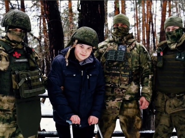 Бойцы самообороны прокатили подростка из Шебекинского округа на броневике