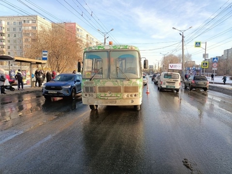 В Омске женщина погибла под колёсами пассажирского автобуса