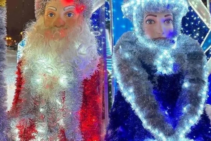 Неприглядные лица Деда Мороза и Снегурочки заменили в Мытищах