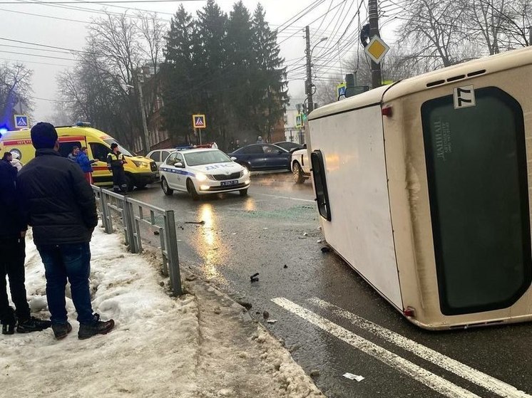 В Пензе на улице Красной перевернулась маршрутка с  пассажирами