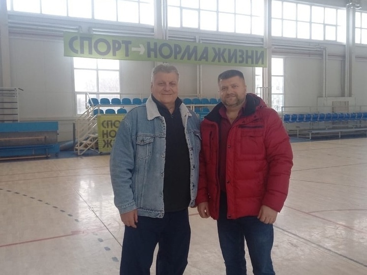 Смоленскую спортивную школу посетил легендарный тяжелоатлет Леонид Тараненко