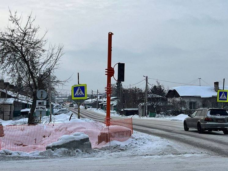 Монтаж светофоров начался на кемеровском перекрестке