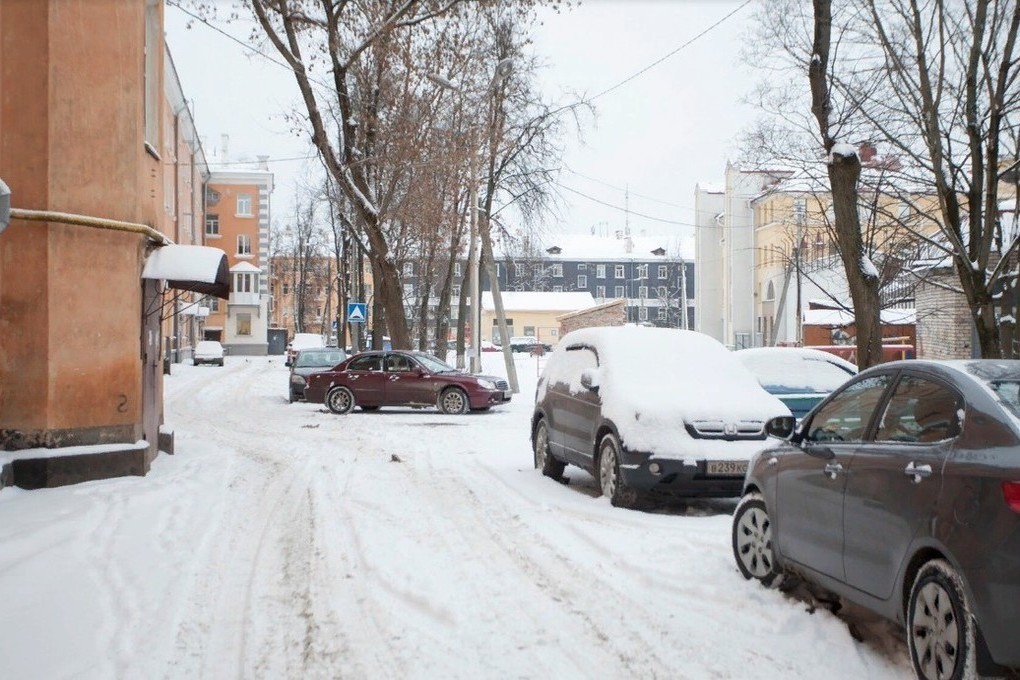 Пожаловаться не убирают снег. Уборка снега. Двор завален снегом. В лохмотьях убирает снег. Счищают снег во дворе.