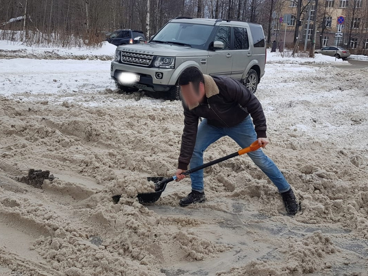 Глава Петрозаводска объявила масштабный субботник в заваленном снегом городе