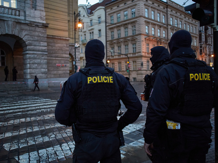 Шокирующие подробности бойни в Праге: стрелок прятался под украинским флагом0