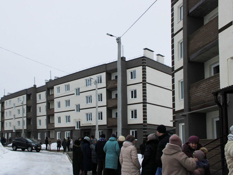 В Донском 196 переселенцам из аварийных домов вручили ключи от новых квартир