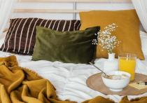 Эксперт в области дизайна и интерьера Юлия Тычино призвала избавиться от декоративных подушек в спальне